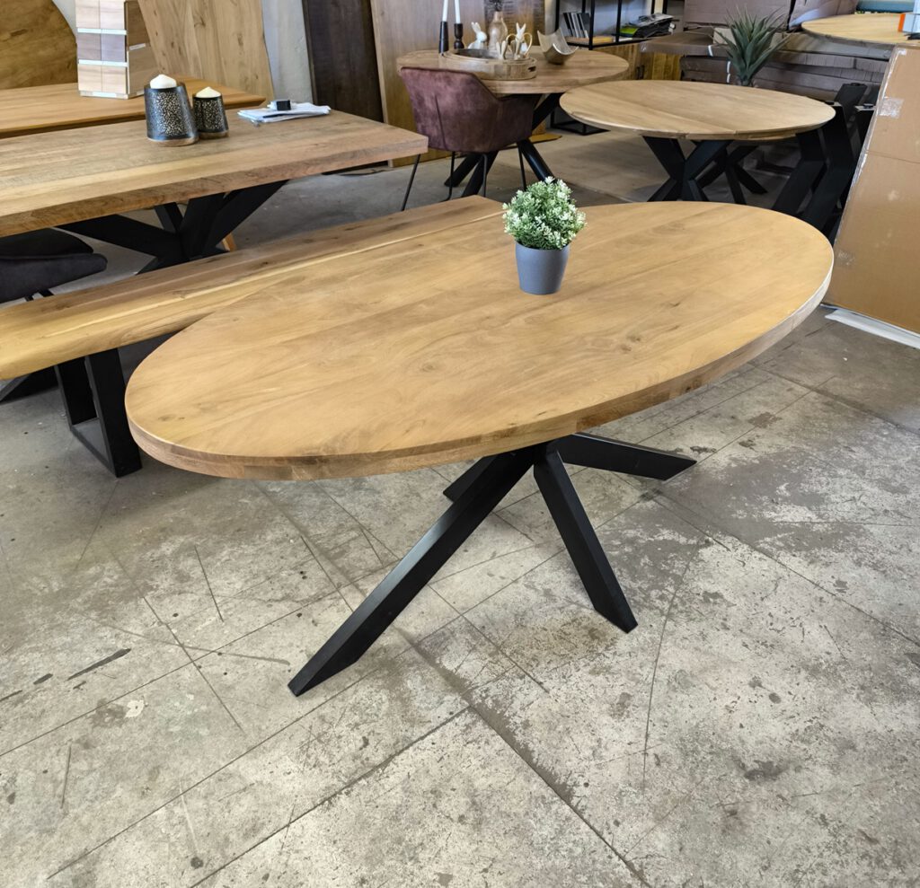 Sale 6 Ovaler Esstisch aus Massivholz
