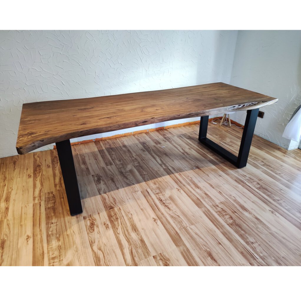 Sale 6 Esstisch Udo aus Akazie mit Baumkante