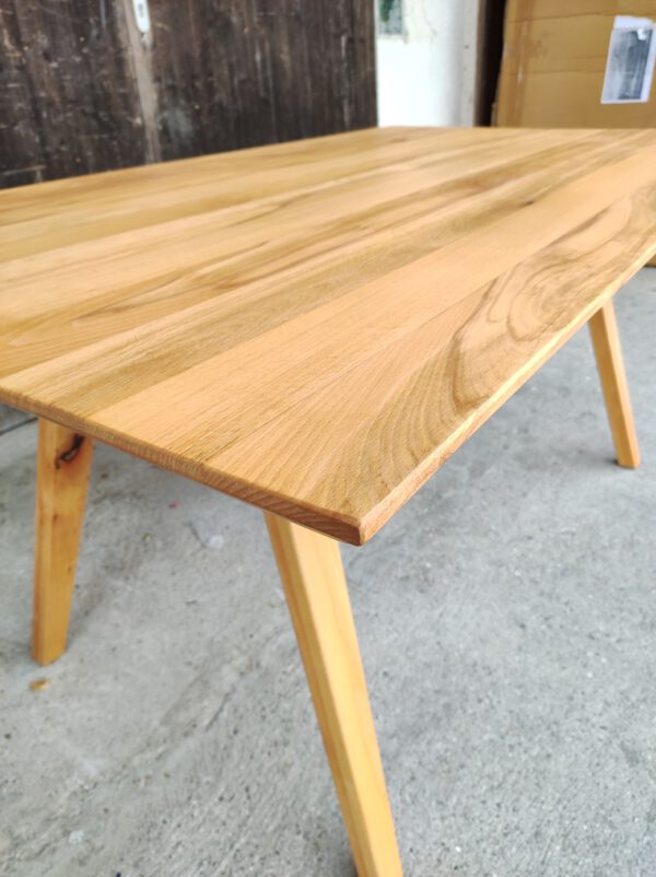 Esstisch mit Holzfuessen