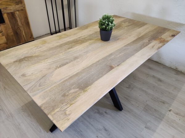 Tischplatte aus Mangoholz mit schweizer Kante